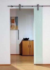 Posuvné skleněné dveře na kolejnici